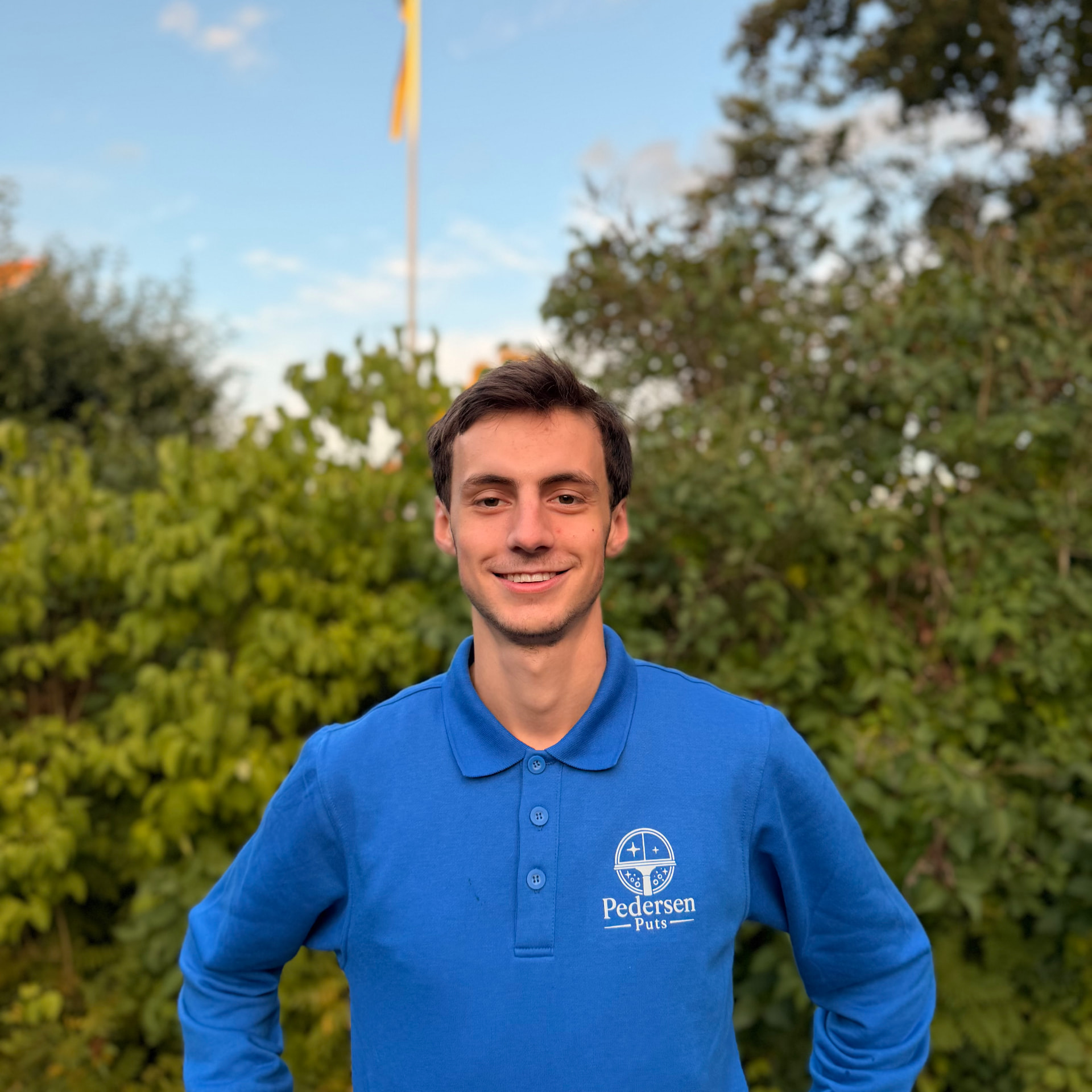 Andreas Pedersen i blå Pedersen Puts-tröja